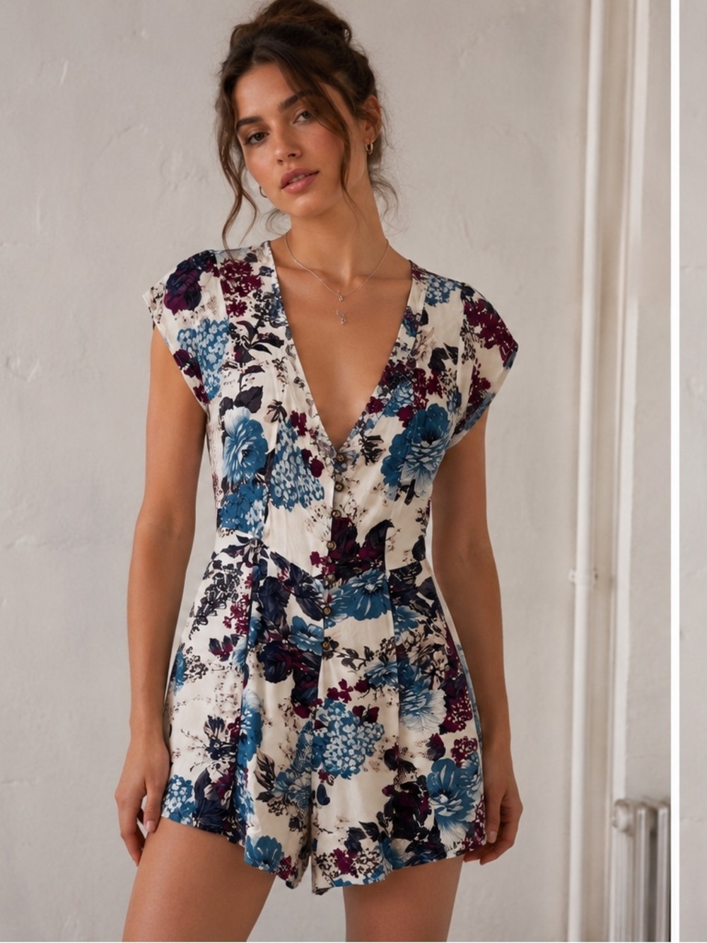 Urban Outfitters Kimchi Blue Ashley Romper White Purple Floral Size Small